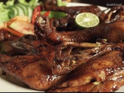 Huahh! Ayam Bakar dan Pepes Bandeng Ini Pedasnya Nonjok Medok