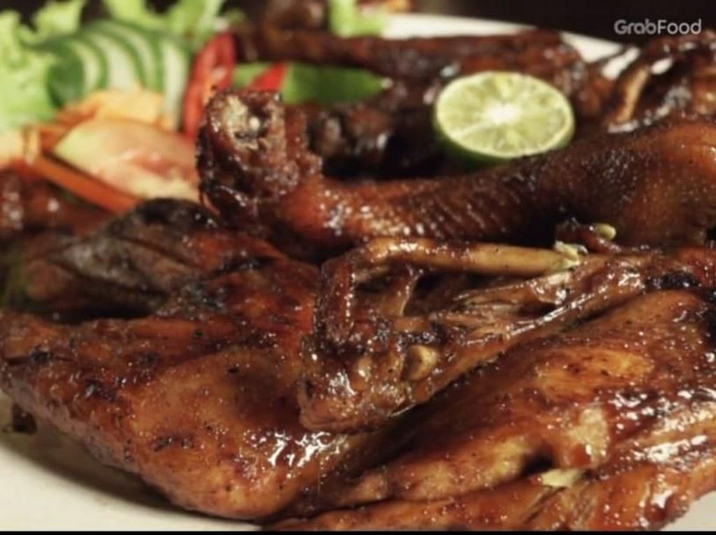 Huahh! Ayam Bakar dan Pepes Bandeng Ini Pedasnya Nonjok Medok Huahh! Ayam Bakar dan Pepes Bandeng Ini Pedasnya Nonjok Medok