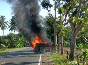 Mobil Tabrak Pohon Lalu Terbakar di Pangandaran, Pengemudi Tewas