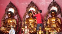 Sambut Imlek Patung-patung di Wihara Dharma Bakti Dibersihkan