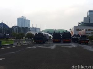 Jelang Demo Tolak Omnibus Law, Kawat Duri hingga Mobil Taktis Siaga di DPR