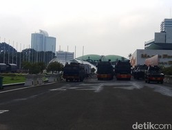Jelang Demo Tolak Omnibus Law, Kawat Duri hingga Mobil Taktis Siaga di DPR