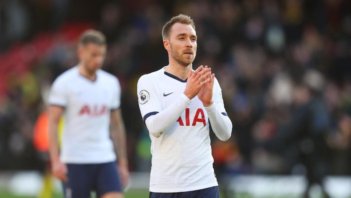 WATFORD, ENGLAND - JANUARY 18: Christian Eriksen of Tottenham Hotspur acknowledges the fans at full-time during the Premier League match between Watford FC and Tottenham Hotspur at Vicarage Road on January 18, 2020 in Watford, United Kingdom. (Photo by Catherine Ivill/Getty Images)