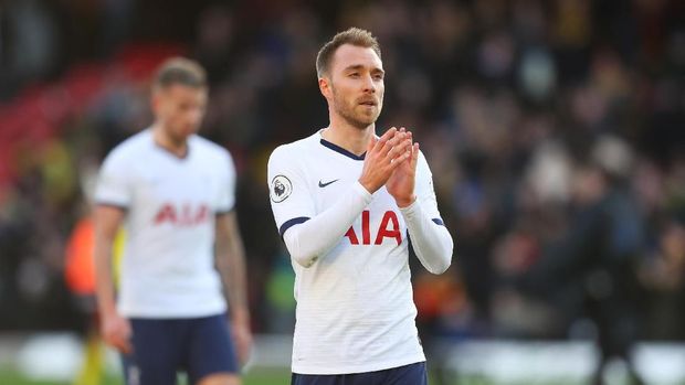 WATFORD, ENGLAND - JANUARY 18: Christian Eriksen of Tottenham Hotspur acknowledges the fans at full-time during the Premier League match between Watford FC and Tottenham Hotspur at Vicarage Road on January 18, 2020 in Watford, United Kingdom. (Photo by Catherine Ivill/Getty Images)