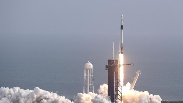 Detik-detik Roket Falcon 9 Milik SpaceX Meledak di Udara