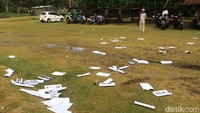 Poster-poster protes suporter tampak berserakan di tengah lapangan.