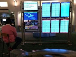 Santuy Banget! Layar Peta Bandara Malah Dipakai Nge-Game PS4