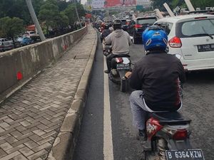 Kolong Tol JORR-Tol Bekasi Barat Terendam Air, Lalu Lintas Macet 1 Km