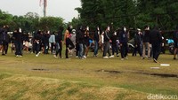 Para suporter mendatangi latihan perdana PSSI di lapangan sepakbola Yogyakarta International School (YIS) Jombor Lor, Desa Sinduadi, Kecamatan Mlati, Kabupaten Sleman.