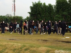 Para suporter mendatangi latihan perdana PSSI di lapangan sepakbola Yogyakarta International School (YIS) Jombor Lor, Desa Sinduadi, Kecamatan Mlati, Kabupaten Sleman.