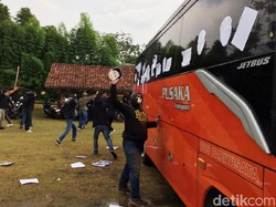 Para suporter juga menempeli bus pemain dengan poster bertuliskan All we need is Seto, Pilih mereka yang mundur atau kami yang mundur, dan topeng dengan gambar wajah Seto bertuliskan Are you happy?.