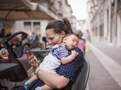 Bahaya Bunda Main Handphone Saat Menyusui, Radiasinya Rusak DNA Bayi