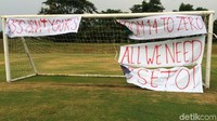 Aksi protes itu merupakan bentuk kekecewaan suporter terhadap manajemen PT PSS.