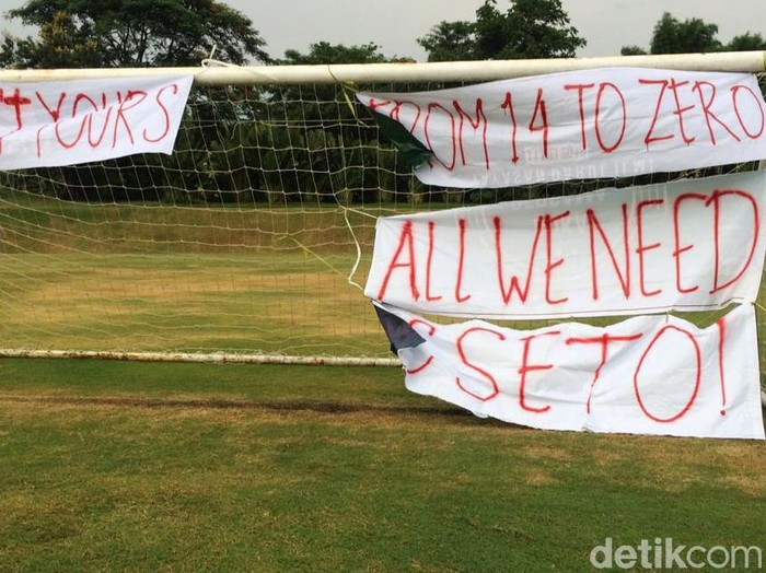 Aksi protes suporter mewarnai latihan perdana PSS Sleman sore tadi. Mereka menuntut manajemen Elang Jawa untuk merekrut Seto Nurdiantoro.
