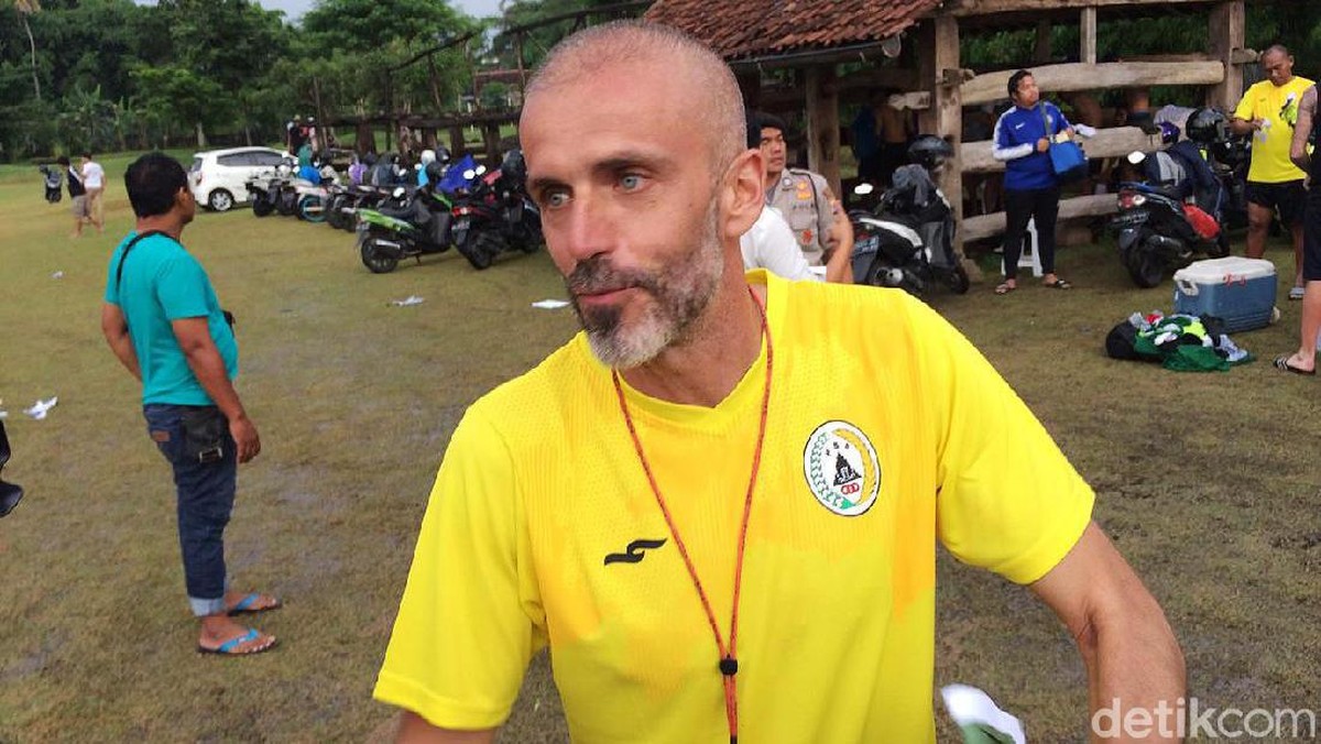 Pelatih PSS Sleman Eduadro Perez memang suka dengan Irfan Bachdim. (Foto: Jauh Hari/detikcom)