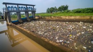 Potret Tumpukan Sampah di Pintu Air Sungai Cikeruh