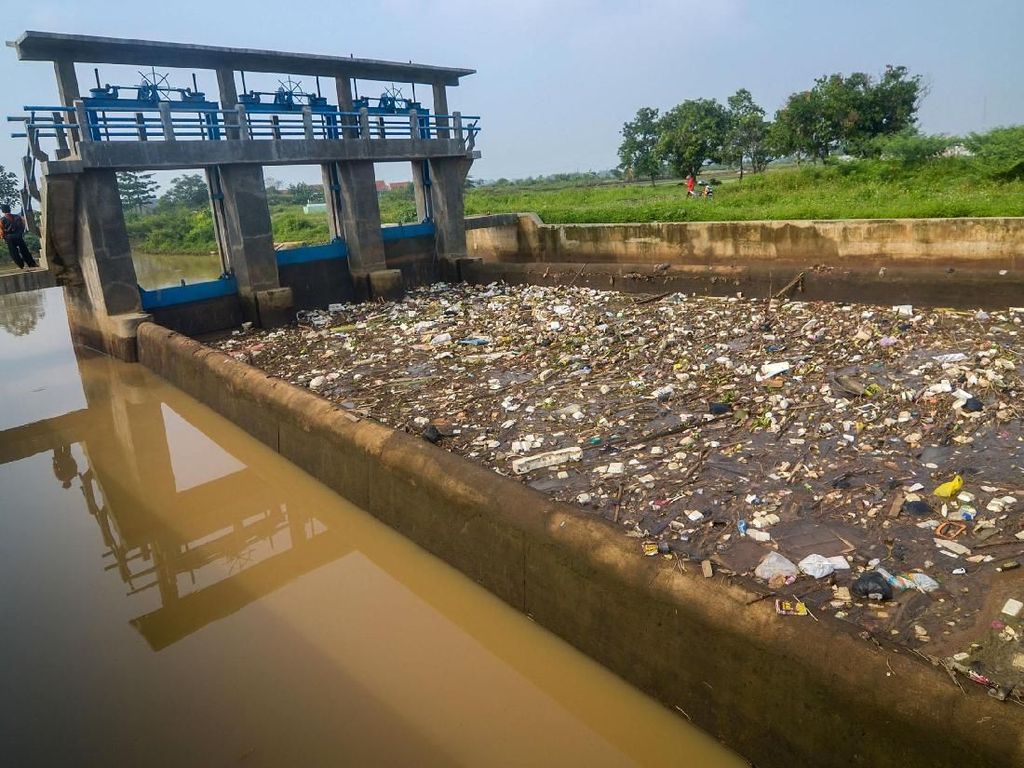 Potret Tumpukan Sampah di Pintu Air Sungai Cikeruh