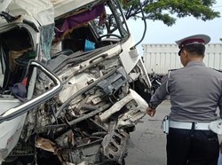Truk Tabrak Bus di Pantura Cirebon, 7 Orang Terluka