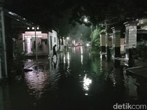 Banjir Genangi Permukiman di Kudus Petang Ini