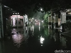 Banjir Genangi Permukiman di Kudus Petang Ini