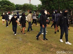 Puluhan suporter menerobos masuk ke lokasi latihan untuk menyampaikan protes.