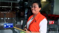 Senyum Agustiani Tio Sebelum Diperiksa KPK