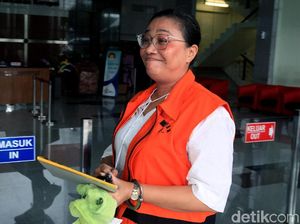 Senyum Agustiani Tio Sebelum Diperiksa KPK