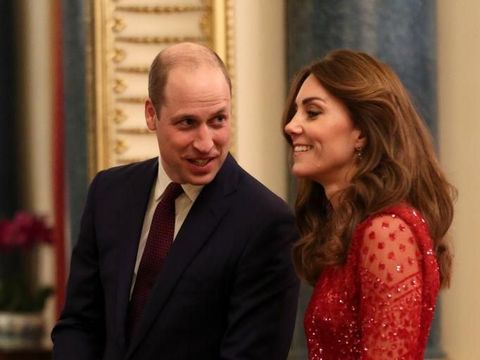 LONDON, ENGLAND - JANUARY 20: Prince William, Duke of Cambridge (C) speaks as UK Prime Minister Boris Johnson (L) and Catherine, Duchess of Cambridge (R) look on during at a reception to mark the UK-Africa Investment Summit at Buckingham Palace on January 20, 2020 in London, England. (Photo by Yui Mok - WPA Pool/Getty Images)