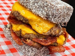 Unik! Burger Ini Pakai Kue Cokelat Sebagai Roti Bun