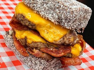 Unik! Burger Ini Pakai Kue Cokelat Sebagai Roti Bun Unik! Burger Ini Pakai Kue Cokelat Sebagai Roti Bun