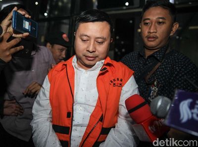Usai Diperiksa Kasus Suap Wahyu Setiawan, Saeful Tertunduk Lesu