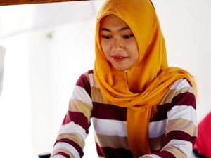 Ini Dia Sarjana Cantik Penjual Nasi Sayur yang Viral di Solo Ini Dia Sarjana Cantik Penjual Nasi Sayur yang Viral di Solo