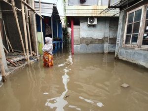 Hujan Deras Pagi Tadi, Rumah Warga di Harapan Mulya Bekasi Terendam Banjir