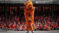 Atraksi Barongsai Hibur Anak-anak SD di Solo