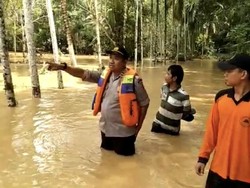Tim Gabungan Sisir Warga untuk Evakuasi dari Banjir Dharmasraya