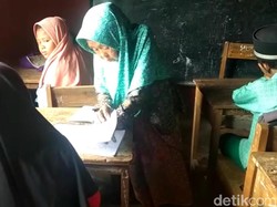 Salut! Nenek 84 Tahun di Sukabumi Ini Masih Aktif Mengajar