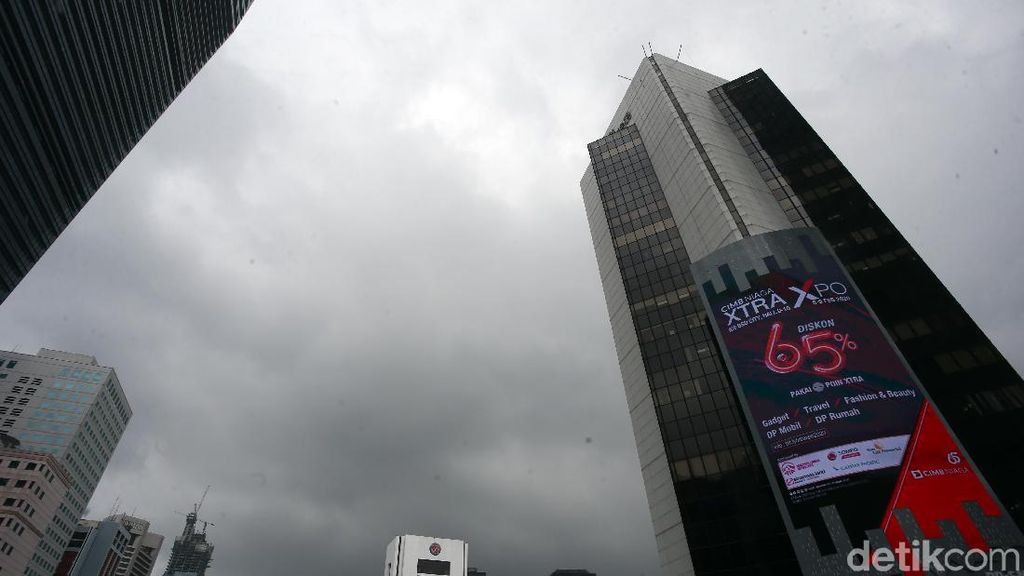 Diprediksi BMKG Diguyur Hujan, Mendung Selimuti Langit Jakarta
