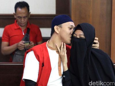 Didampingi Istri, Pria Pengancam Penggal Jokowi Jalani Sidang