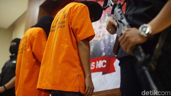 Dibekuk Polisi, Pengedar 70 Kg Sabu Tertunduk Malu