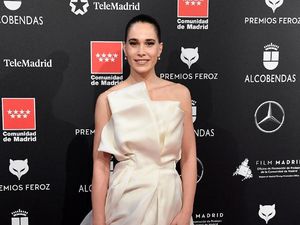 Menahan Malu, Baju Artis Spanyol Ini Melorot Saat Bersorak di Karpet Merah