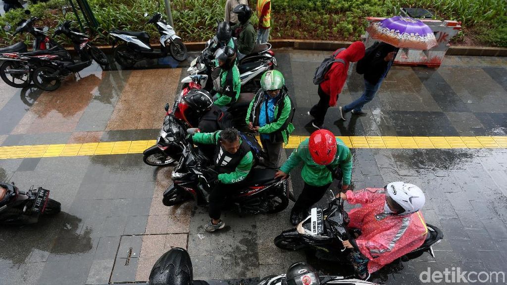 Waduh, Pengendara Motor Jajah Trotoar Demi Terhindar Hujan