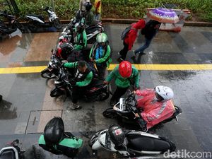 Waduh, Pengendara Motor Jajah Trotoar Demi Terhindar Hujan