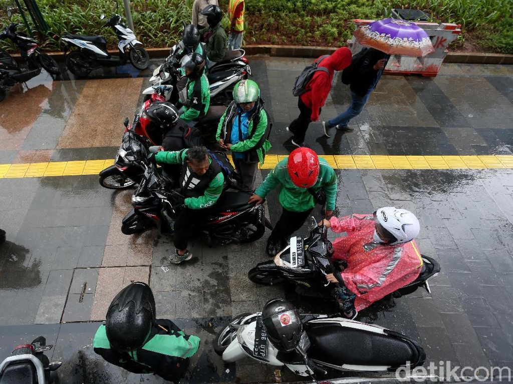 Waduh, Pengendara Motor Jajah Trotoar Demi Terhindar Hujan Waduh, Pengendara Motor Jajah Trotoar Demi Terhindar Hujan