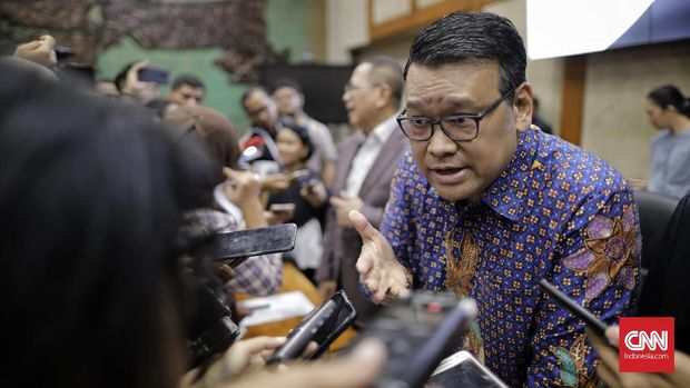 Wakil Ketua Komisi XI DPR Eriko Sotarduga menjawab pertanyaan wartawan terkait pembentukan Panitia kerja pengawasan kinerja industri jasa keuangan, di Kompleks Parlemen Senayan, Jakarta, Selasa (21/1/2020).