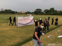 Latihan Perdana PSS Sleman Diwarnai Protes Suporter: Kembalikan Seto!