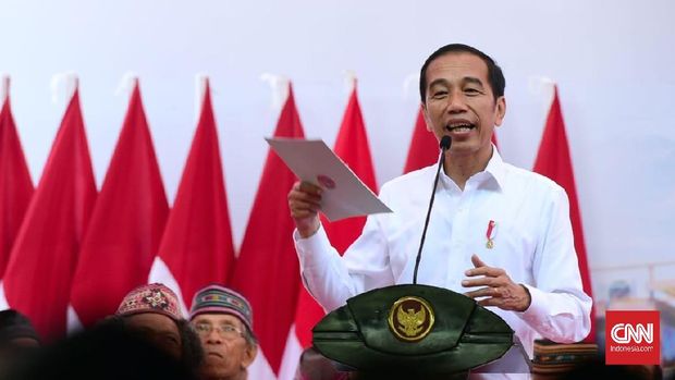 Presiden Joko Widodo (Jokowi) menyerahkan 2.500 sertifikat tanah kepada masyarakat Kecamatan Komodo, Kabupaten Manggarai Barat, Nusa Tenggara Timur pada Selasa (21/1).