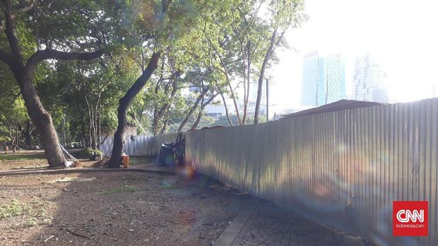 Pagar seng terpasang di sejumlah beberapa area di Monas terkait revitalisasi kawasan.
