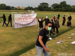Seperti diketahui, Seto Nurdiantoro telah didepak dari kursi pelatih PSS Sleman. Posisi Seto digantikan oleh pelatih baru, Eduardo Perez. Penggantian posisi pelatih itu mendapat protes dari suporter PSS.