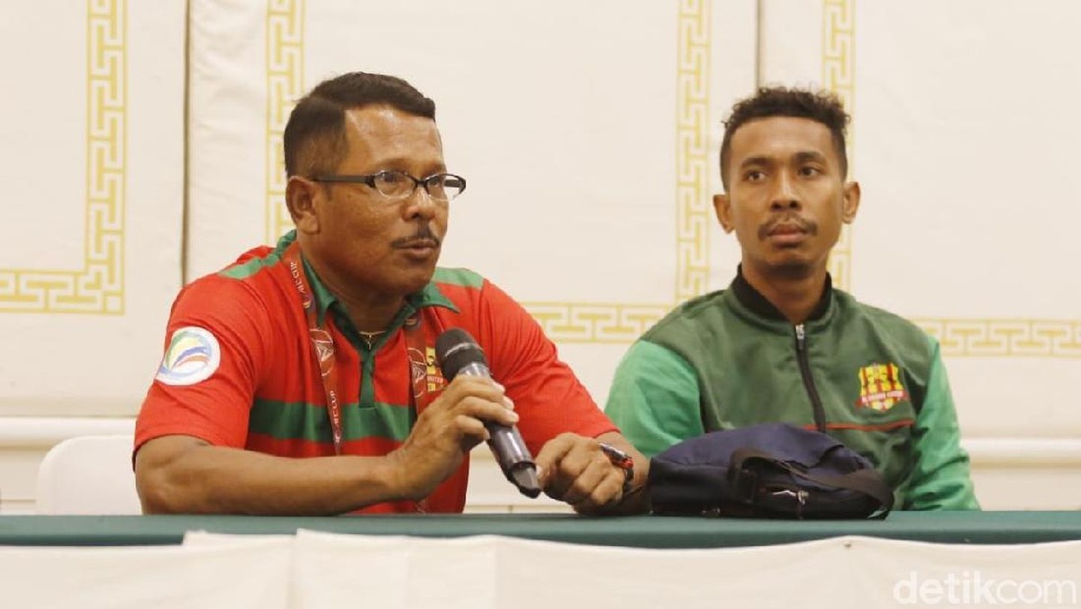 Yance, pelatih Lalenok United (kiri) (Foto: istimewa)