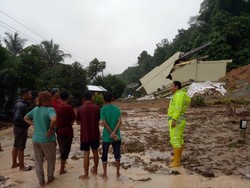 Video Rumah di Sijunjung Sumbar Geser ke Tengah Jalan Akibat Longsor